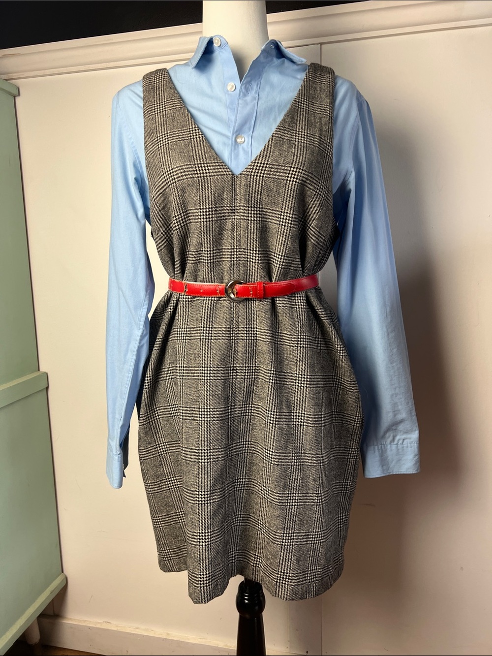 Classic Polished Houndstooth Plaid V-Neck Shift Pinafore Dress in Gray